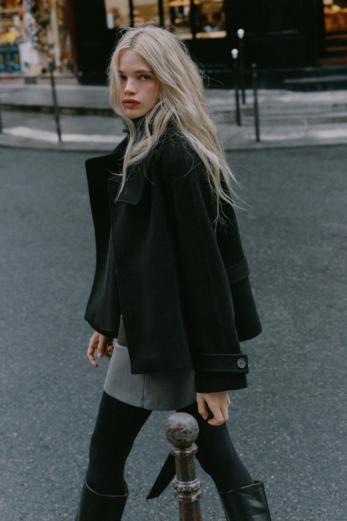 #121315, Noir
