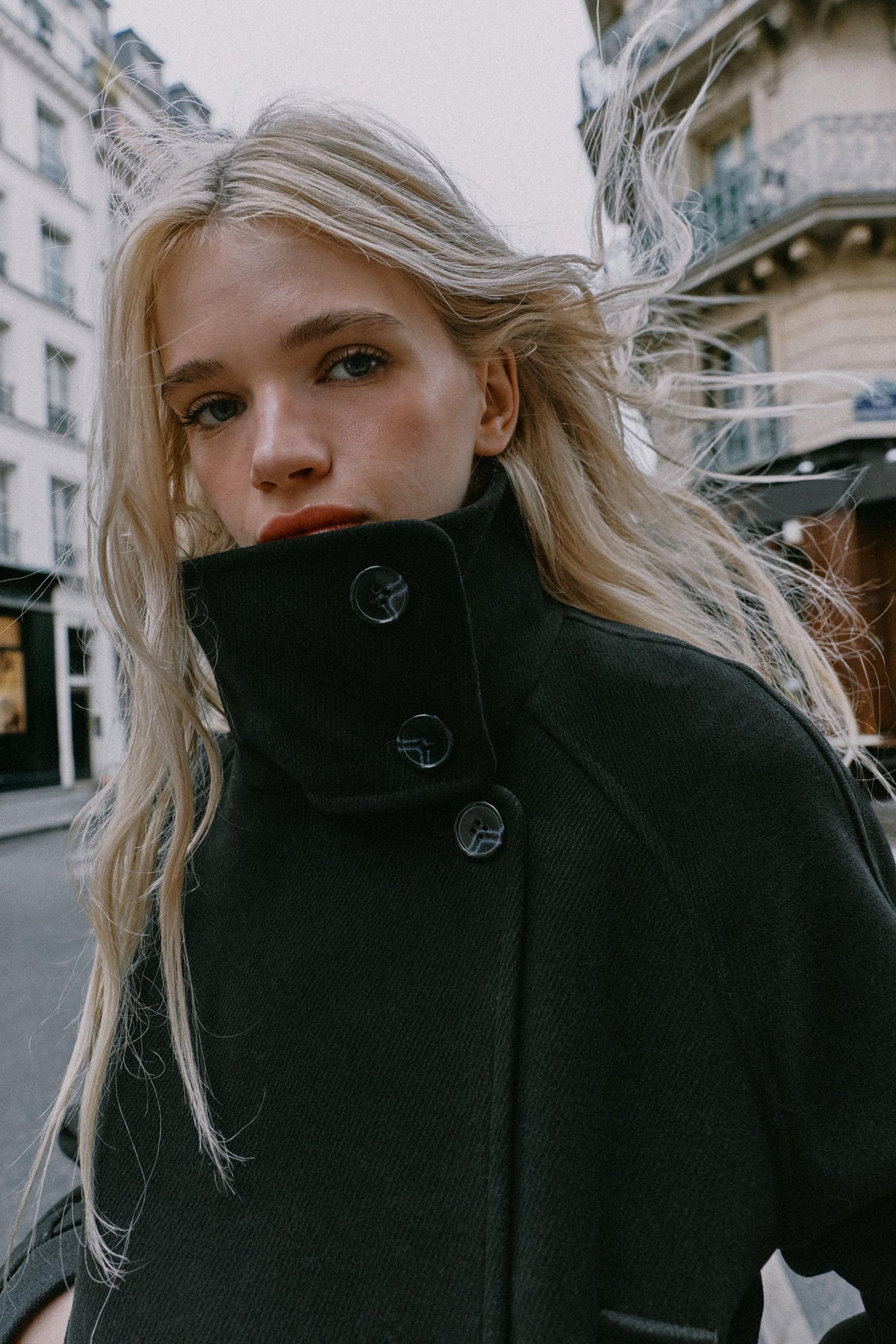 #121315, Noir